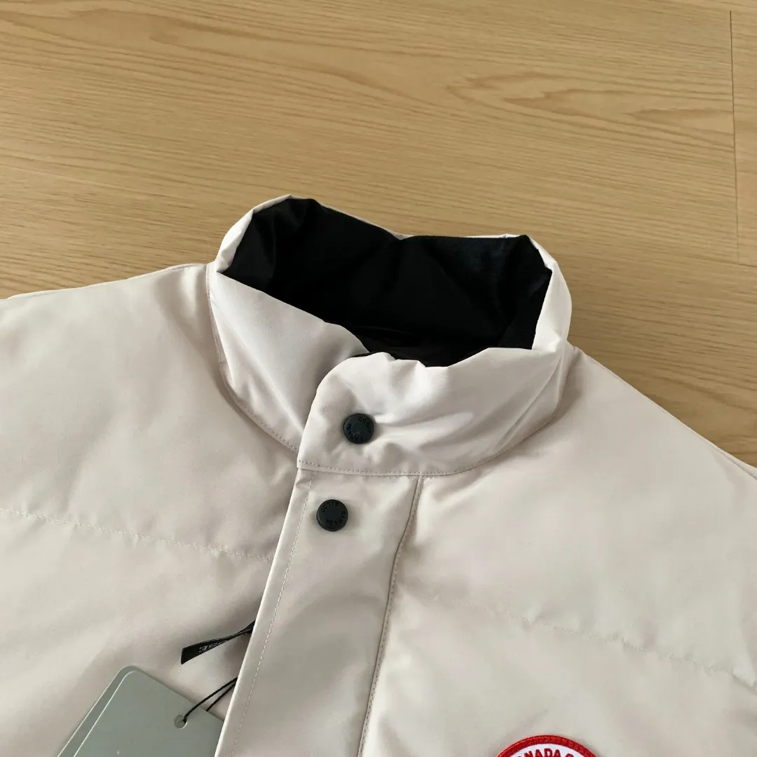 Style number: Y 138 𝑪𝒂𝒏𝒂𝒅𝒂 𝑮𝒐𝒐𝒔𝒆Canada Goose counter level! Canadagoose/Canada Goose New Arrival "2078APPSeries" down vest for men and women Material list: 1⃣ Original custom-made double plain 9500-100% nylon nylon fabric 2⃣ Original YKK zipper, non-sub-factory product 3⃣ National standard 80% white duck down from Guangzhou Inspection, (zp uses 80% white duck down/any boasts of 90% are fake) Material analysis characteristics: 1⃣ Original factory/9500-100% nylon 100% nylon Lurex yarn is actually 100% nylon, which is rarely pure now. Most of them are mixed with cotton thread or polyester. Our top original version is developed in accordance with ZP and uses the same material. 2⃣ As we all know, the original version uses 80% white duck down. The fill power refers to the cubic inches of volume occupied by each ounce (30 grams) of down under certain conditions. If the space occupied by one ounce of down is cubic inches, the fill power of the down is called . So we can simply understand it as: fill power is the volume of down, and the volume of down is fill power. The higher the fill power of down, it means that under the same filling amount, down can fix a larger volume of air layer to keep warm and insulate, so the warmth retention of down is better. Size:XS-2XL Color: Navy Blue Beige Gray Black Label Gray Red Label Black Red Label Black Black Label Red Blue Pink